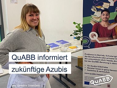 QuABB-Ausbildungsbegleiterin vor einem Stand bei der Berufsorientierungsmesse
