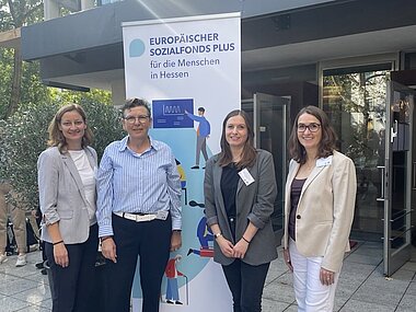 Larissa Gleede (HMWVW), Renate-Anny Böning (involas), Nora Brand (involas), Ingrid Weinreich (FRESKO e.V.). stehen wir dem Tagungsort vor einm Roll-Up des ESF