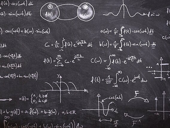 Mathematische Formeln mit Kreide auf einer Tafel