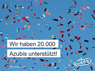 Seit 15 Jahren profitieren Auszubildende, Betriebe und Berufsschulen vom Unterstützungsangebot QuABB. Buntes Konfetti vor blauem Hintergrund