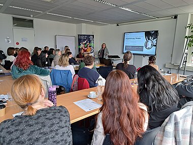 Bild mit Referentin Dr. Martina Hirner-Mikat und Teilnehmenden des Thementags