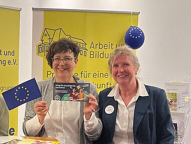 Magdolna Bezeredy, QuABB-Beraterin an der Adolf-Reichwein-Schule Marburg (links) mit Heike Scheffler von der Agentur für Arbeit Marburg. Foto: Arbeit und Bildung e.V.