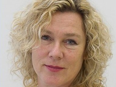 Profilbild einer Frau mit blonden, lockigen Haaren
