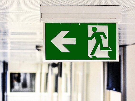 Grün-weißes Notausgang-Schild